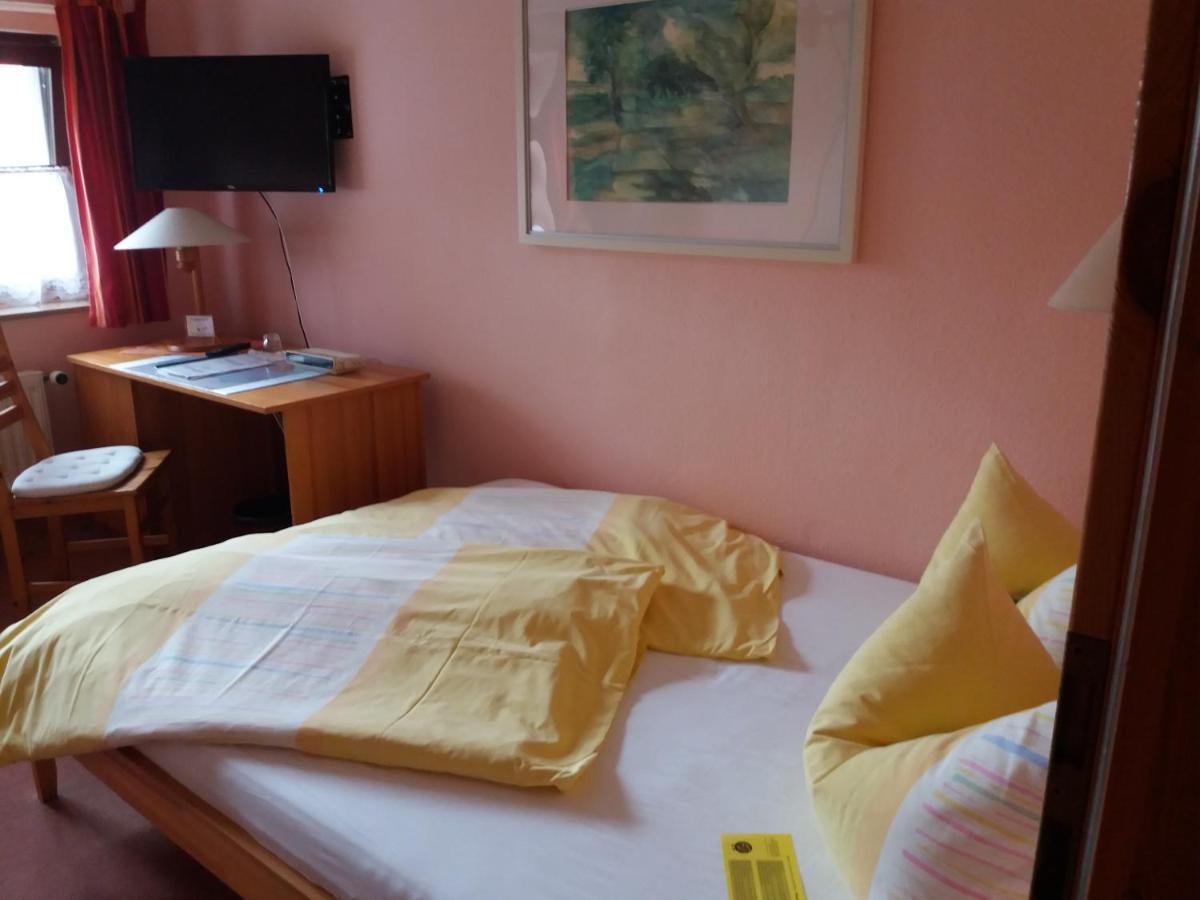 Hotel Garni & Oma'S Heuhotel 'Pension Zur Galerie' Barby Bagian luar foto