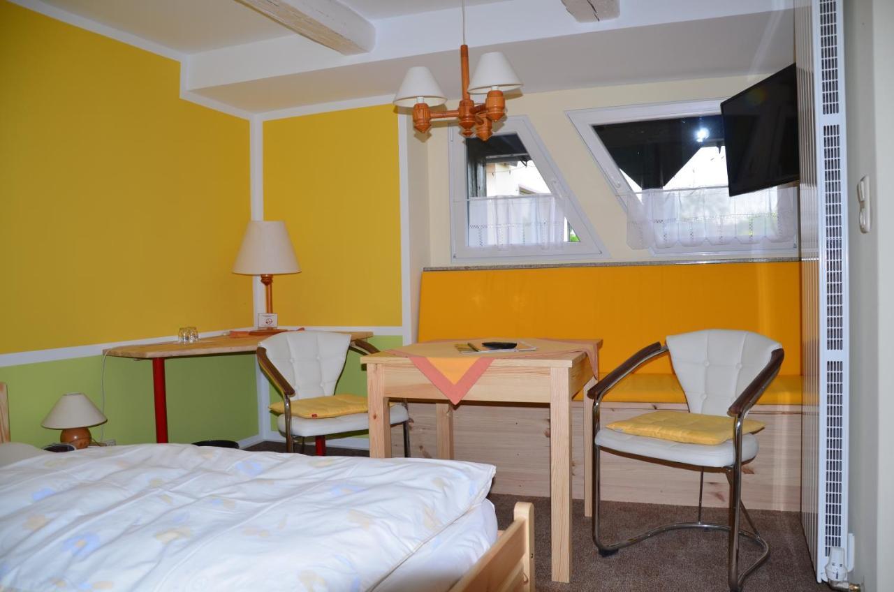 Hotel Garni & Oma'S Heuhotel 'Pension Zur Galerie' Barby Bagian luar foto