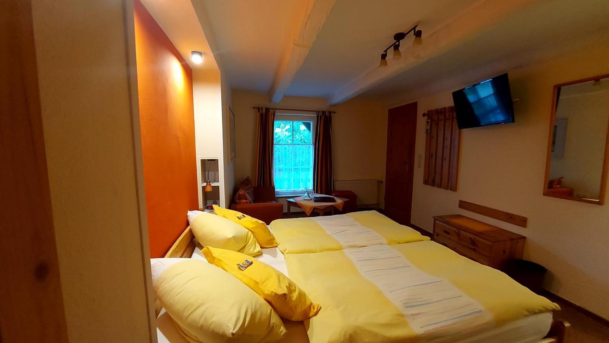 Hotel Garni & Oma'S Heuhotel 'Pension Zur Galerie' Barby Bagian luar foto