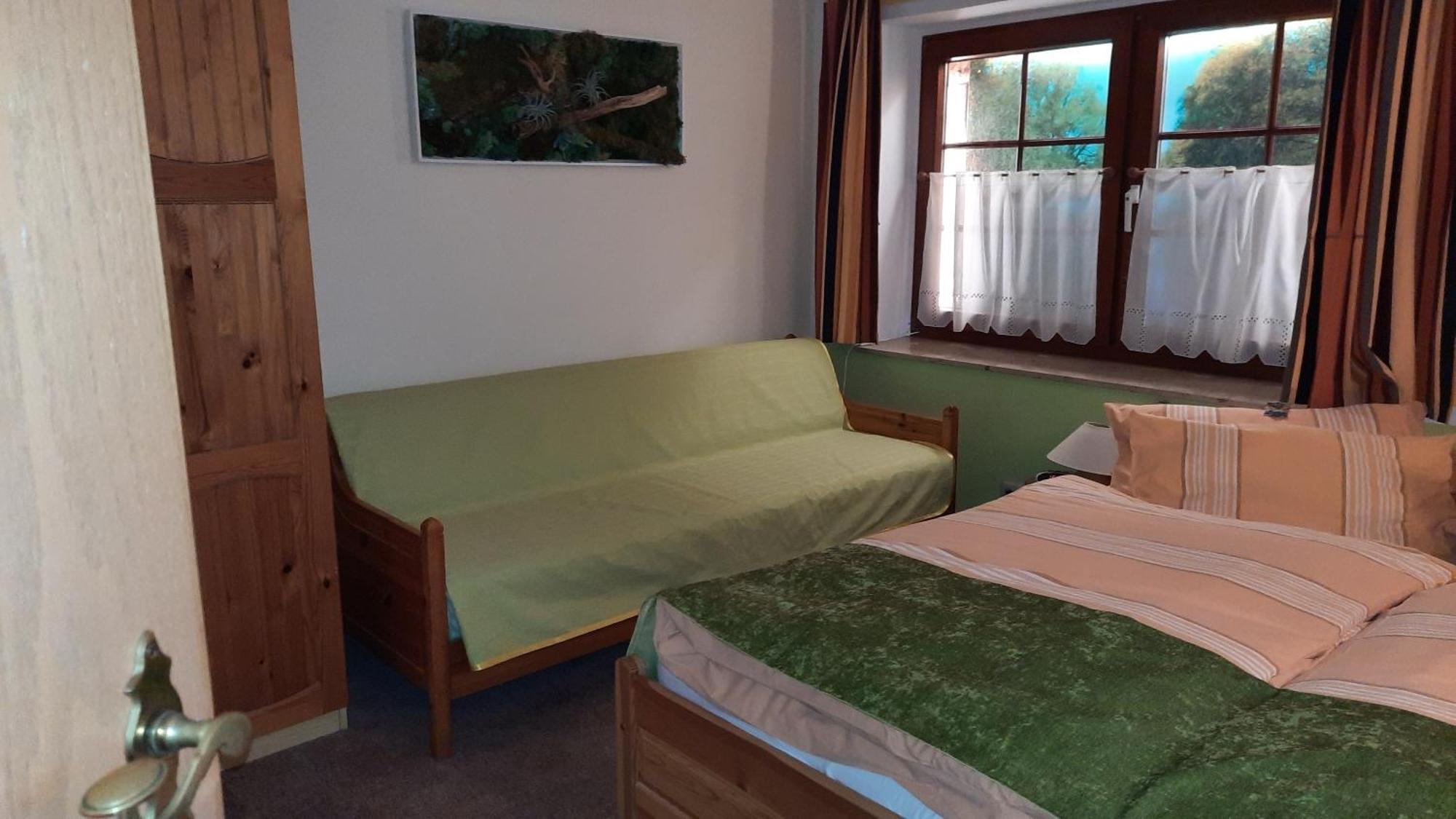 Hotel Garni & Oma'S Heuhotel 'Pension Zur Galerie' Barby Bagian luar foto