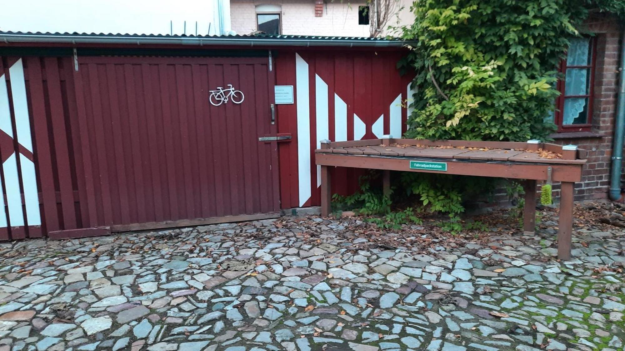 Hotel Garni & Oma'S Heuhotel 'Pension Zur Galerie' Barby Bagian luar foto