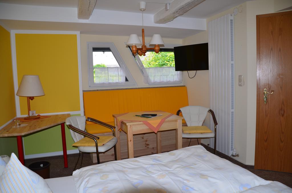 Hotel Garni & Oma'S Heuhotel 'Pension Zur Galerie' Barby Bagian luar foto