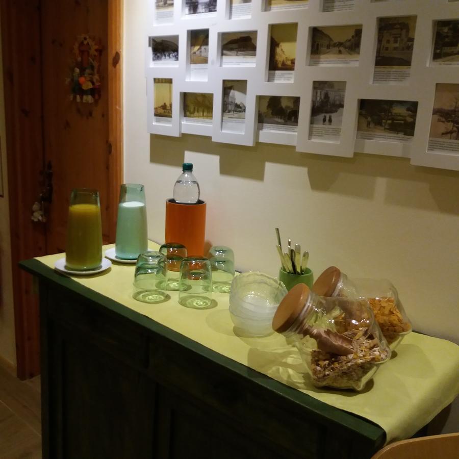 Hotel Garni & Oma'S Heuhotel 'Pension Zur Galerie' Barby Bagian luar foto